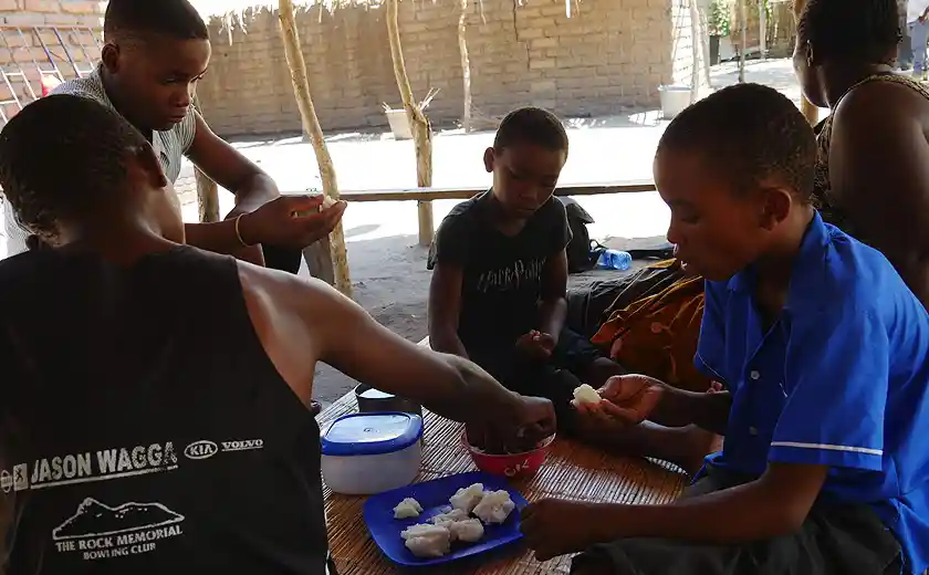 Umweltschonende Kochöfen für Malawis Bevölkerung